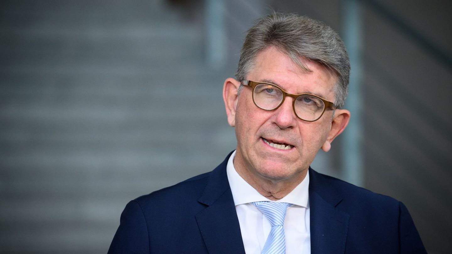 Streit um Buchhandlungspreis: Weimer verteidigt Verfahren bei Buchpreis-Streichung