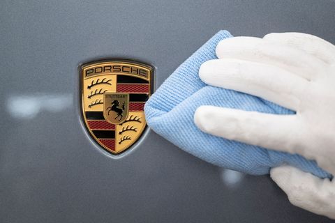 Auf dem Porsche-Wappen prangt das aufsteigende Pferd aus dem Stuttgarter Stadtsiegel. (Archivbild) Foto: Marijan Murat/dpa