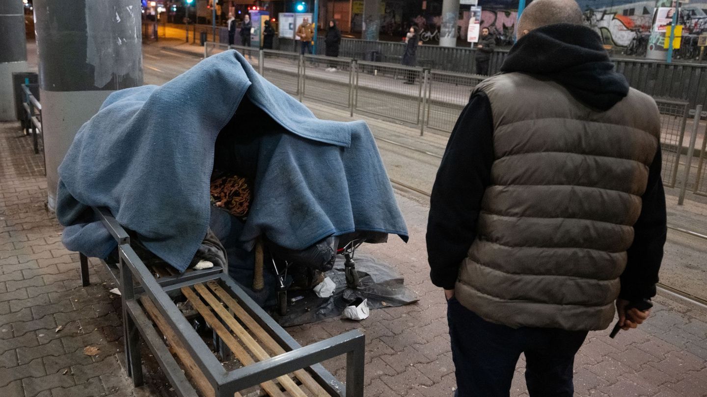 In Hessen können sich am Sonntag auch Wohnungslose auf den Weg zu Wahllokalen machen und dort einen Wahlzettel ausfüllen. (Symbo