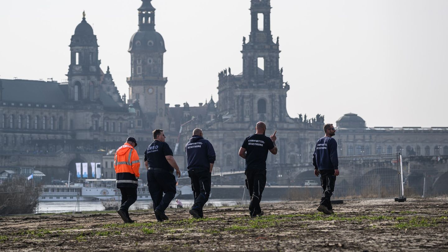 Am Dienstag untersuchten Experten zwei verdächtige Gegenstände an der eingestürzten Carolabrücke. (Archivbild) Foto: Robert Mich