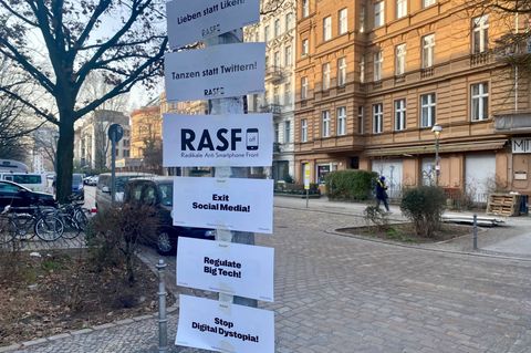 Kritik am ausufernden Gebrauch von Handys. Foto: Torsten Holtz/dpa