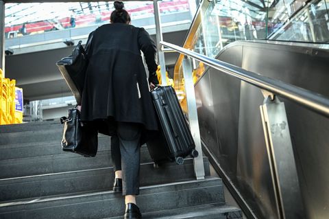 Schwere Lasten werden getragen - ohne Rolltreppe. Foto: Britta Pedersen/dpa