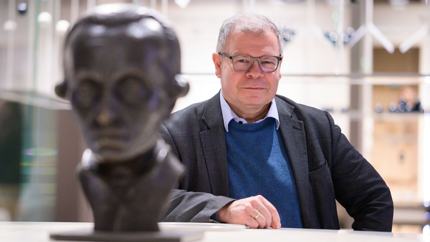 Museumsdirektor Joachim Mähnert sitzt im eigens errichteten "Kant-Museum". Foto: Philipp Schulze/dpa