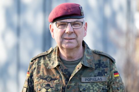 Oberst Michael Popielas nimmt nach 45 Jahren Dienst in der Bundeswehr Abschied und übergibt den Staffelstab beim Landeskommando