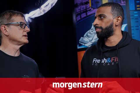 Dokufilmer Louis Theroux (links) interviewt Blogger Amro Fudl (aka Myron Gaines) in der Netflix-Doku-Serie