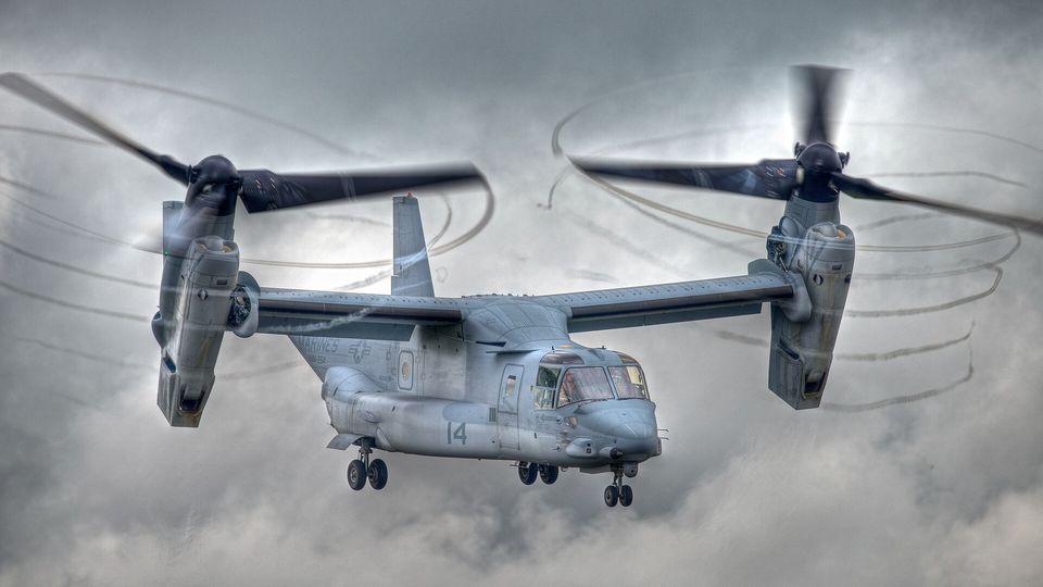 Die Bell-Boing V-22 Osprey im Übergang vom Propeller- zum Rotorantrieb. Deutlich zu erkennen sind die Wirbelringe an den Spitzen der Luftschrauben. Gleichwohl die Osprey senkrecht starten und landen kann, ist sie kein Hubschrauber, sondern als Propellerflugzeug klassifiziert