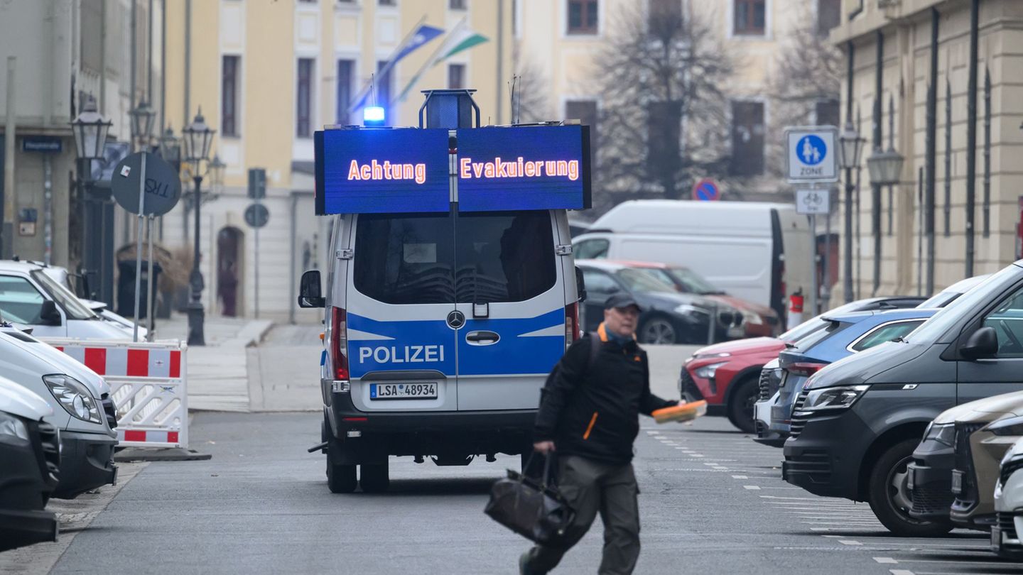 In Dresden laufen die Vorbereitungen für die Entschärfung einer Weltkriegsbombe. Foto: Robert Michael/dpa