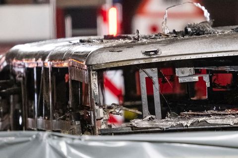 Der Bus brannte völlig aus. Foto: Alessandro Della Valle/KEYSTONE/dpa