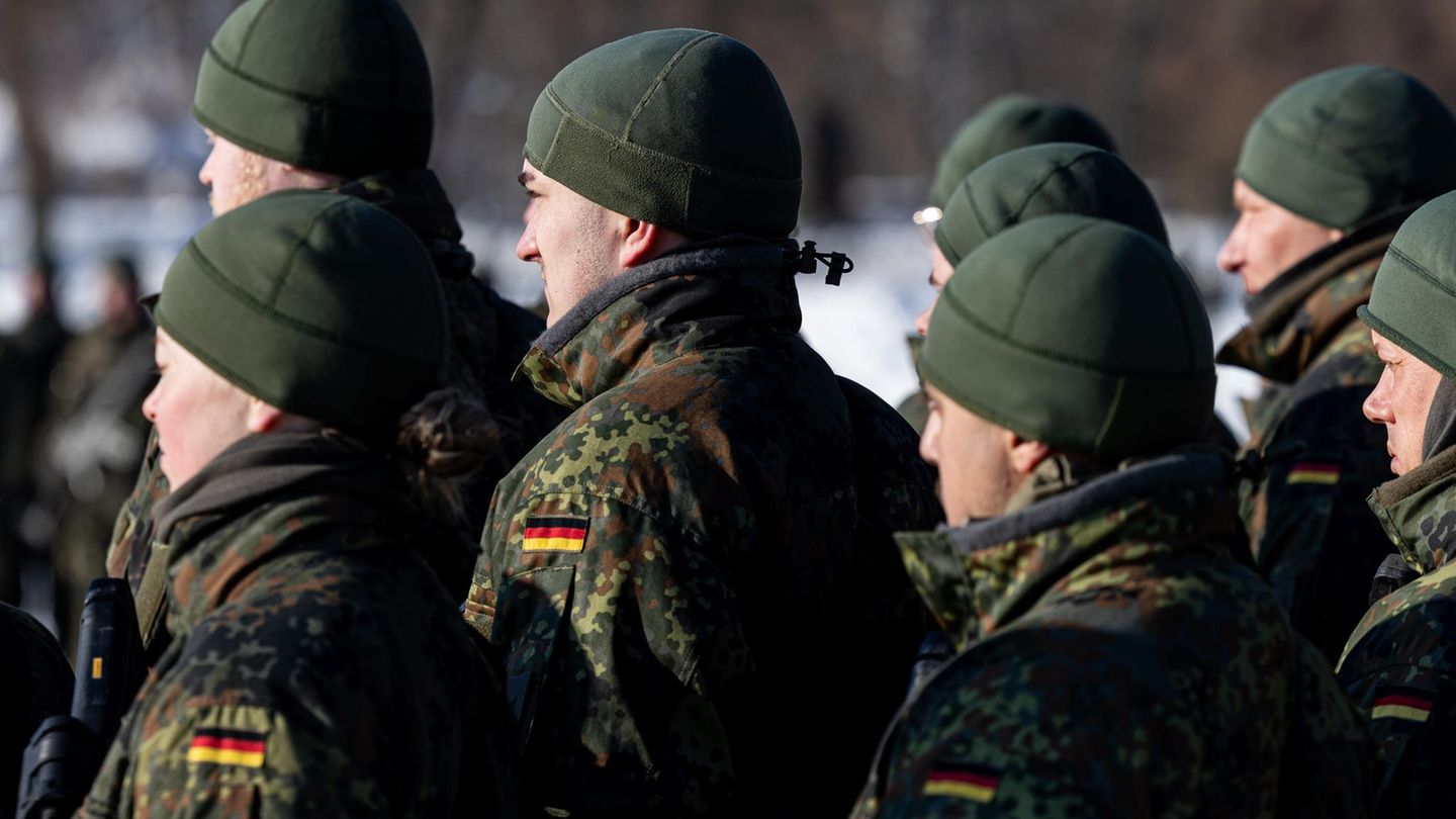 Soldaten der Bundeswehr bei einer Zeremonie in Litauen
