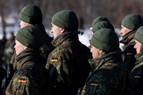 Soldaten der Bundeswehr bei einer Zeremonie in Litauen