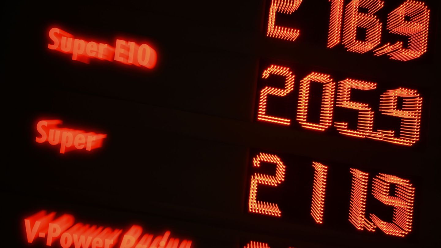 An den Tankstellen spüren Autofahrer den Iran-Krieg längst. Foto: Katharina Kausche/dpa