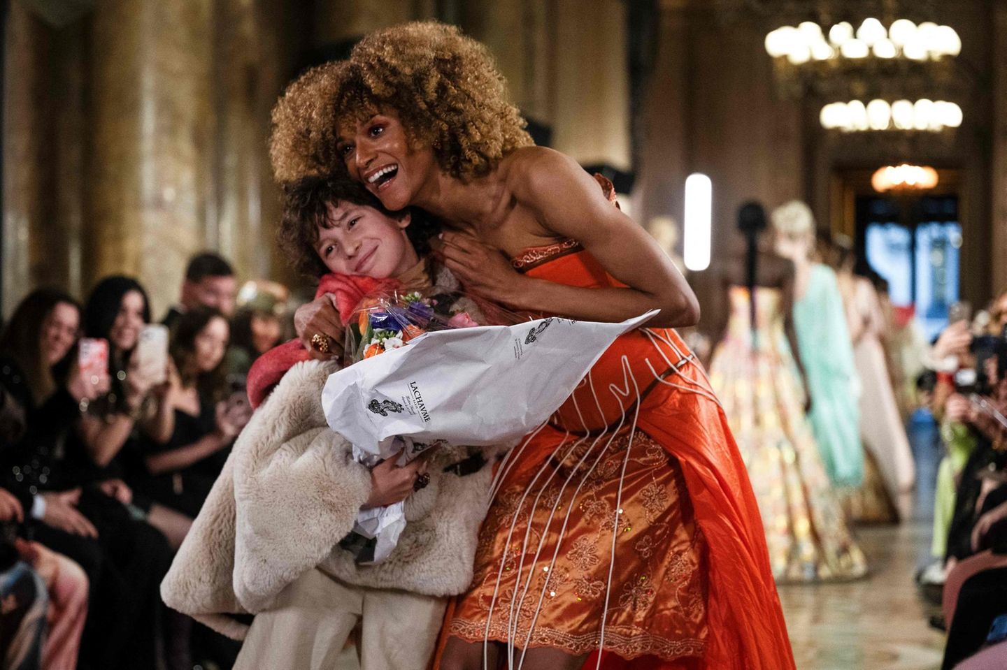 Überglücklich: Nach seiner Show wurde Max Alexander von einem Model umarmt. „Ich bin glücklich, dass ich der Welt meine Designs zeigen konnte“, sagt er in einem Interview mit dem US-Magazin „People“