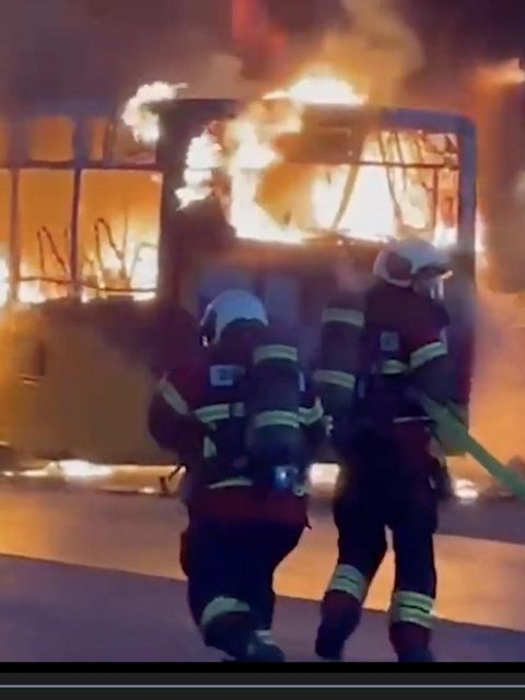 Ein Bus brennt in der Schweiz.