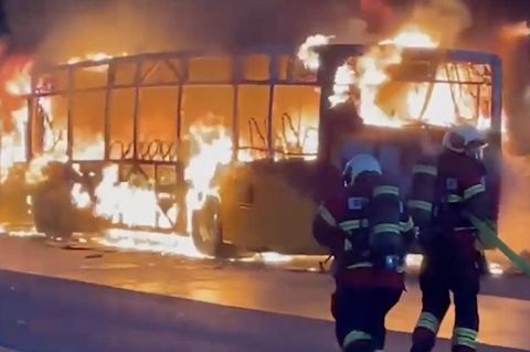 Ein Bus brennt in der Schweiz.