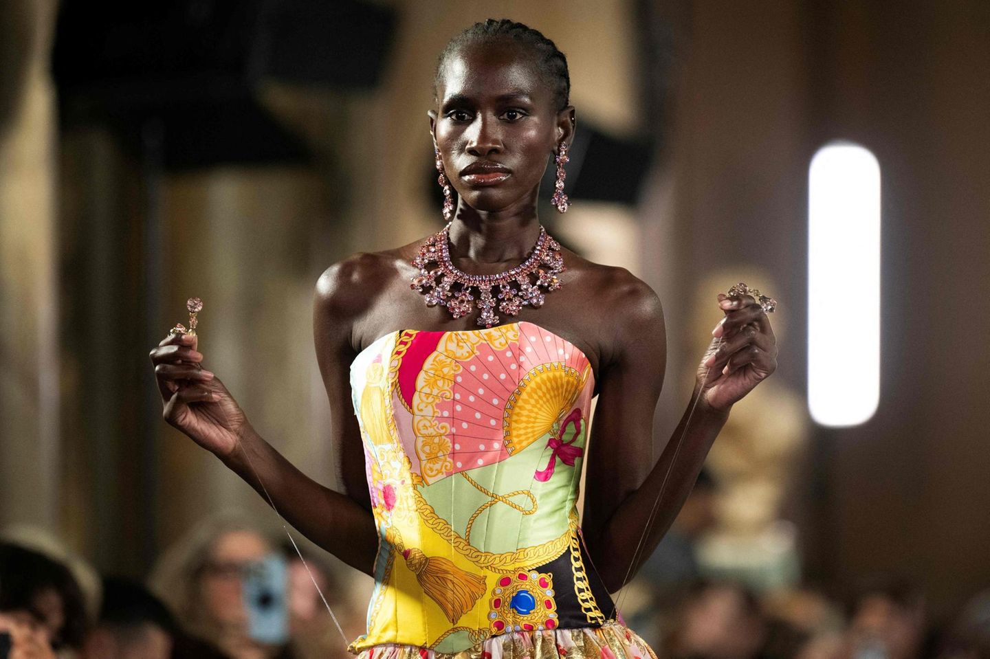 Mit seiner Mode will Max Alexander „die Leute ermutigen, Dinge wiederzuverwenden und nicht so viel Fast Fashion zu kaufen“, sagte er dem US-Magazin „People“.