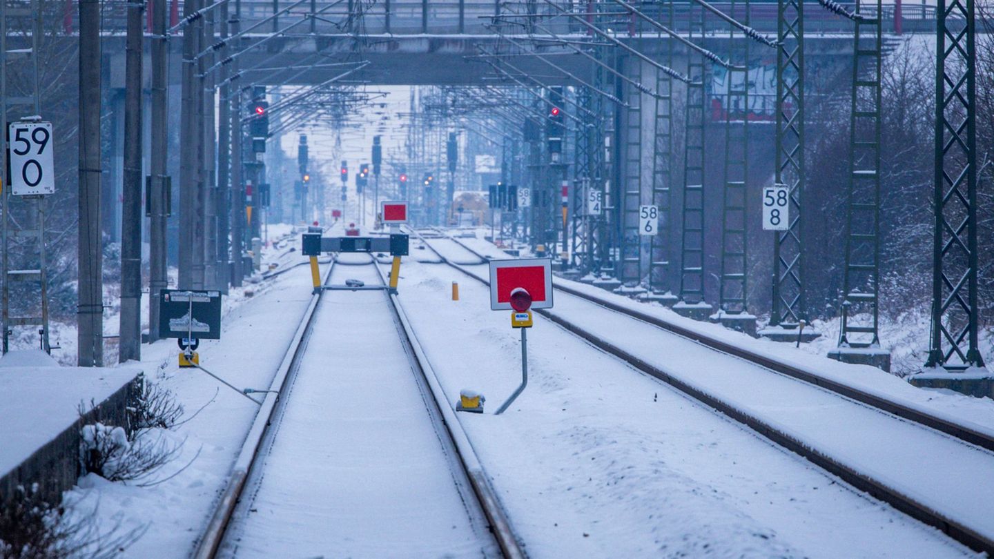 Wochenlanger Frost führte im Januar und Februar zu Verzögerungen bei der Sanierung der Bahnstrecke Hamburg-Berlin. (Archivbild)