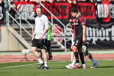 Nürnberg-Kapitän Fabio Gruber wurde im Spiel gegen Düsseldorf schon nach wenigen Minuten verletzt ausgewechselt. Foto: Daniel Lö