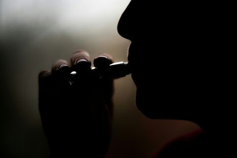 Eine Frau raucht eine E-Zigarette.