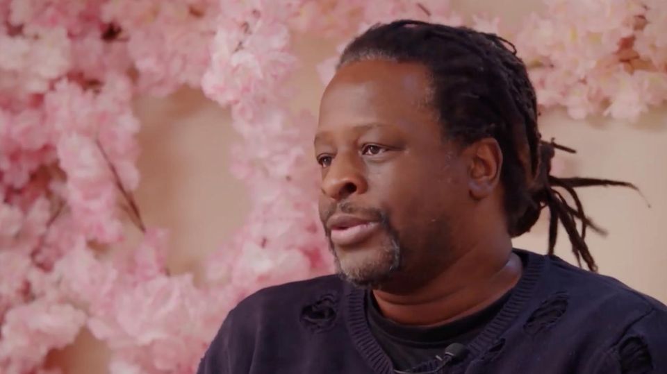 Mola Adebisi in einem Podcast