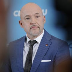 Alexander Hoffmann auf einer Pressekonferenz