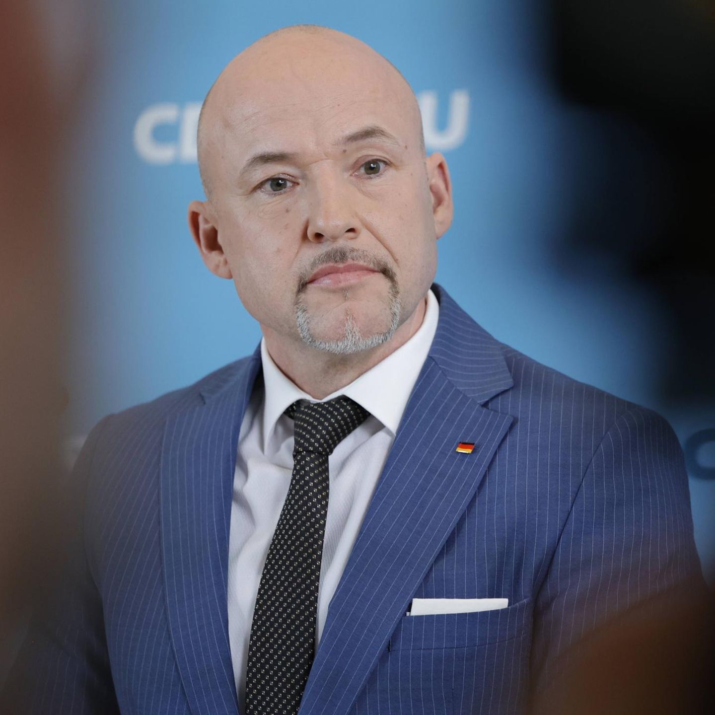 Alexander Hoffmann auf einer Pressekonferenz