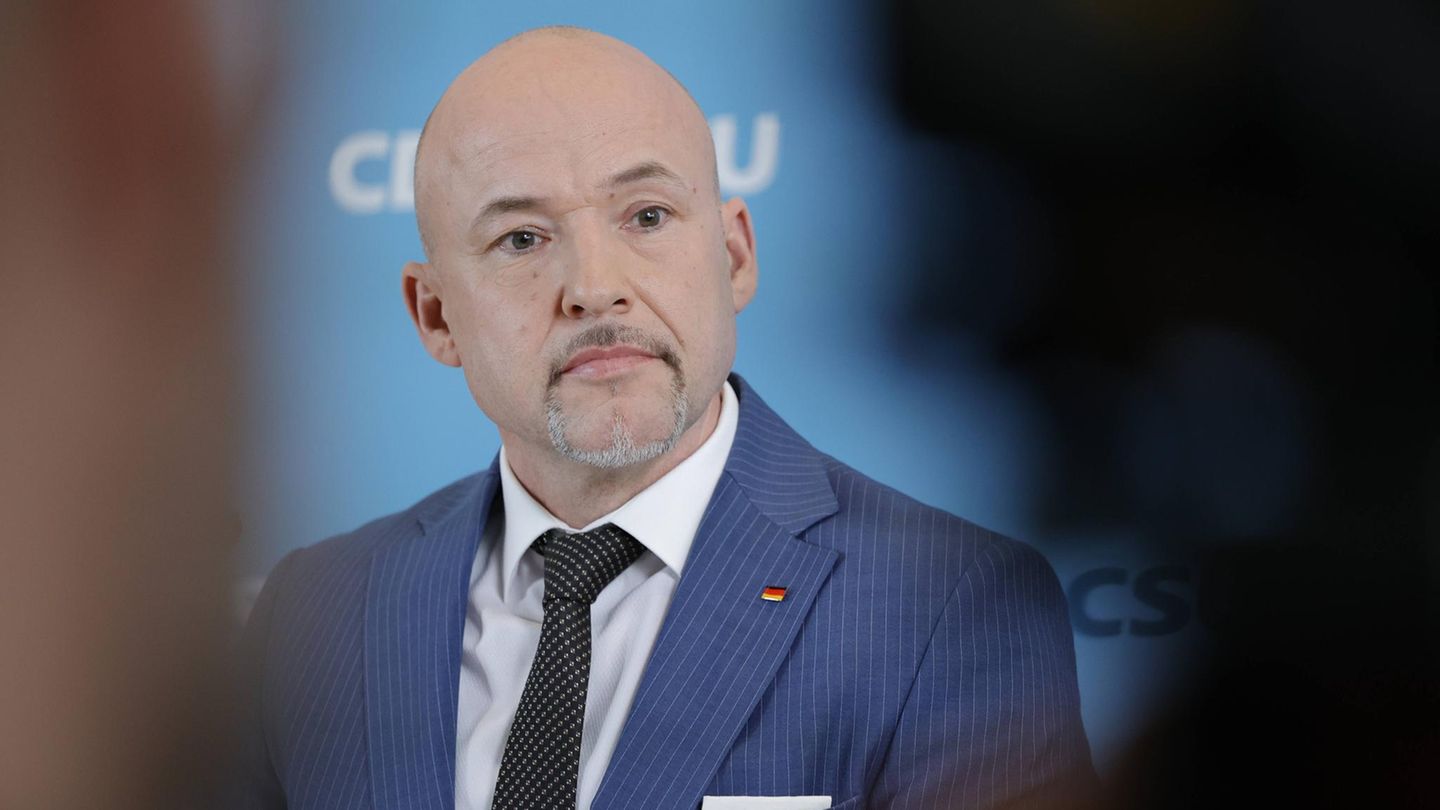 Alexander Hoffmann auf einer Pressekonferenz