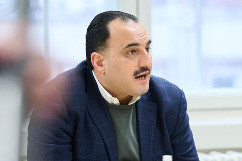 Hudhaifa Al-Mashhadani spricht im Podiumsgespräch im Roten Rathaus über Femizide