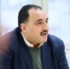 Hudhaifa Al-Mashhadani spricht im Podiumsgespräch im Roten Rathaus über Femizide