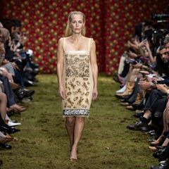 Gillian Anderson lief bei der Miu-Miu-Show in Paris über den Catwalk.