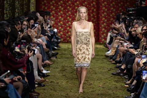 Gillian Anderson lief bei der Miu-Miu-Show in Paris über den Catwalk.