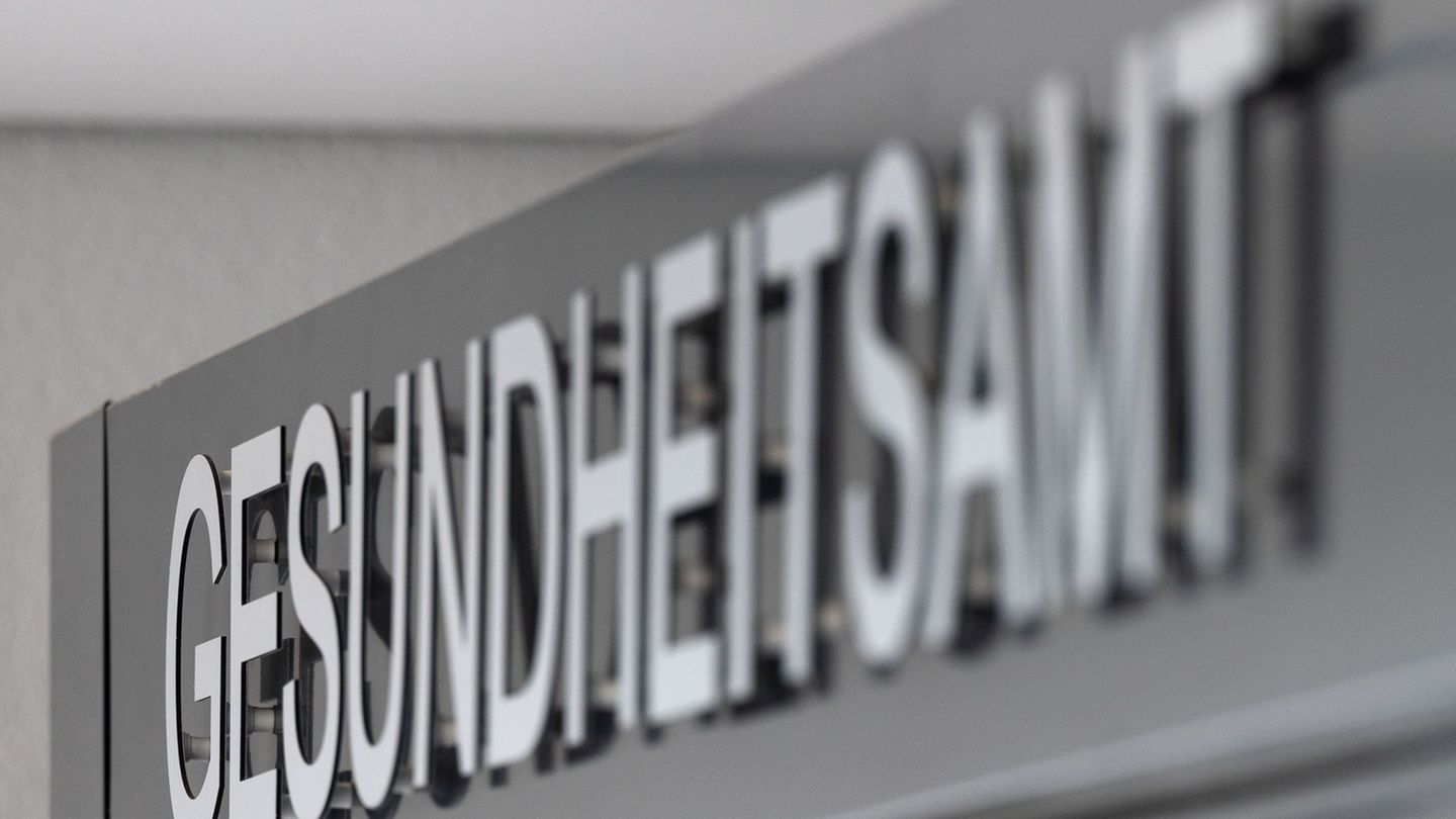 Alle Kontaktpersonen werden getestet. (Symbolbild) Foto: Marijan Murat/dpa