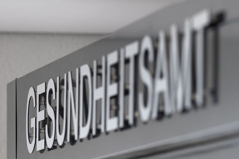 Alle Kontaktpersonen werden getestet. (Symbolbild) Foto: Marijan Murat/dpa