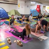 Menschen machen in einer Tiefgarage Yoga