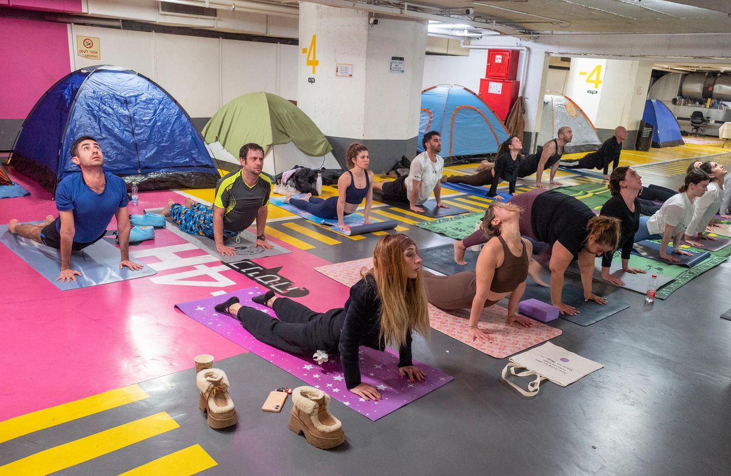 Menschen machen in einer Tiefgarage Yoga