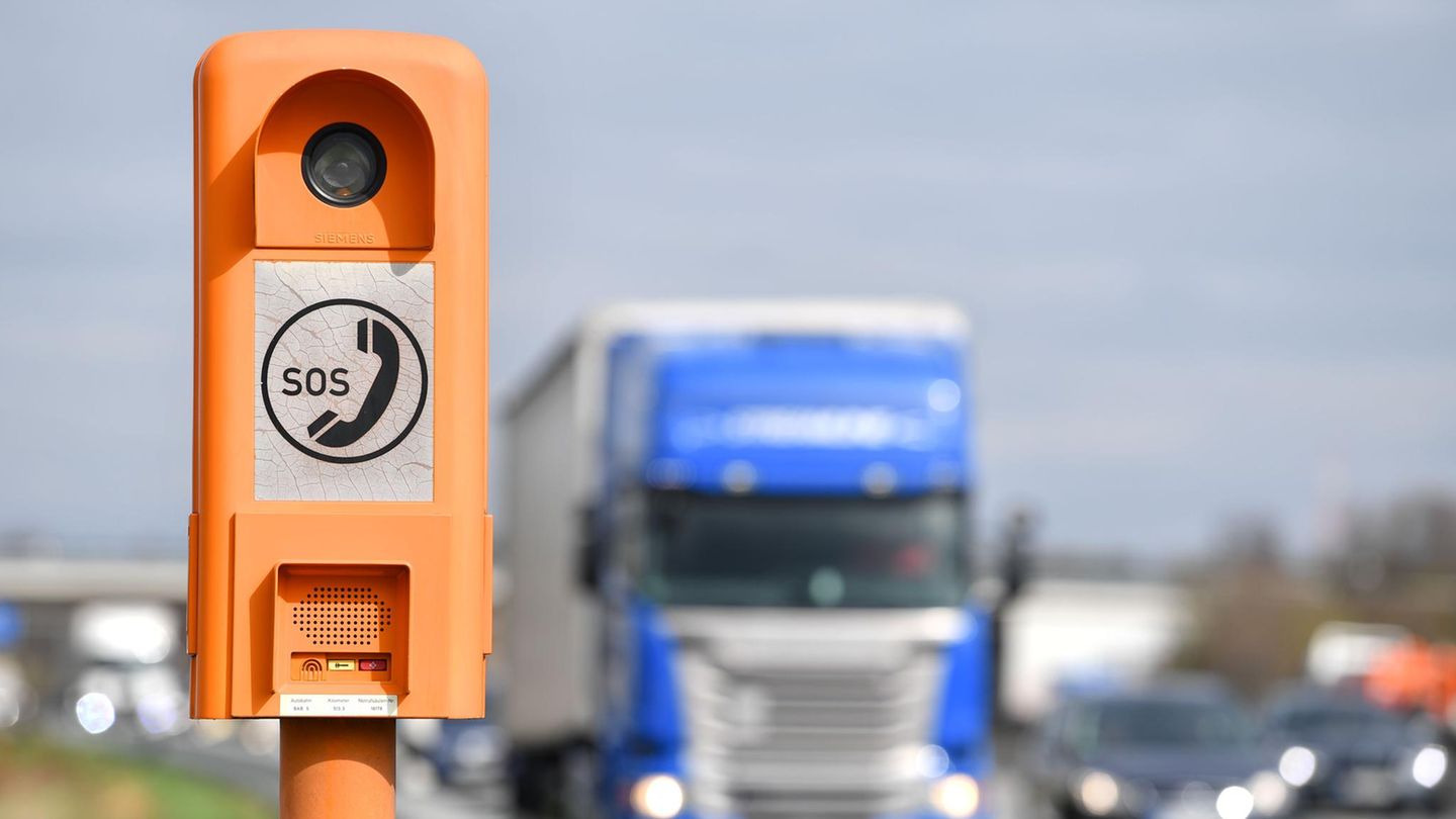 Orange, groß und nicht zu übersehen: Notrufsäule an der Autobahn