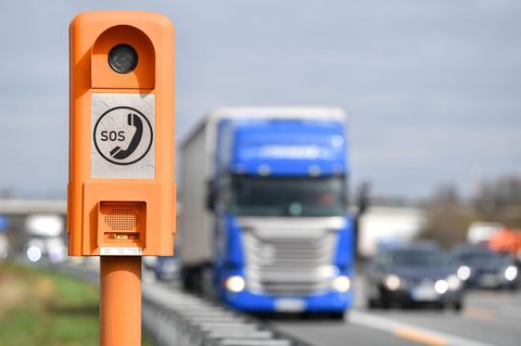 Orange, groß und nicht zu übersehen: Notrufsäule an der Autobahn