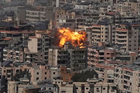 Nach einem israelischen Luftangriff in Beirut steigen Flammen und Rauch aus einem Gebäude auf