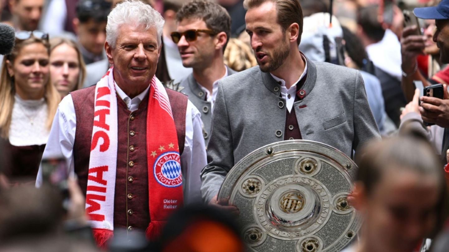 Reiter mit Schal bei Meiserfeier von FC Bayern 2025