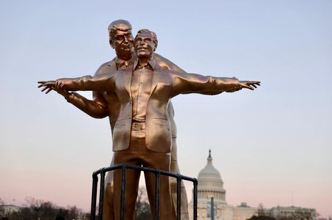 Statue von Donald Trump und Jeffrey Epstein in Titanic-Pose