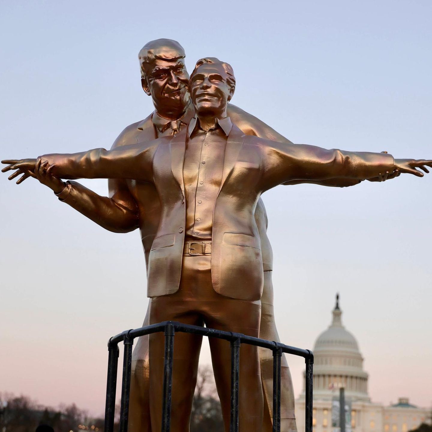 Statue von Donald Trump und Jeffrey Epstein in Titanic-Pose