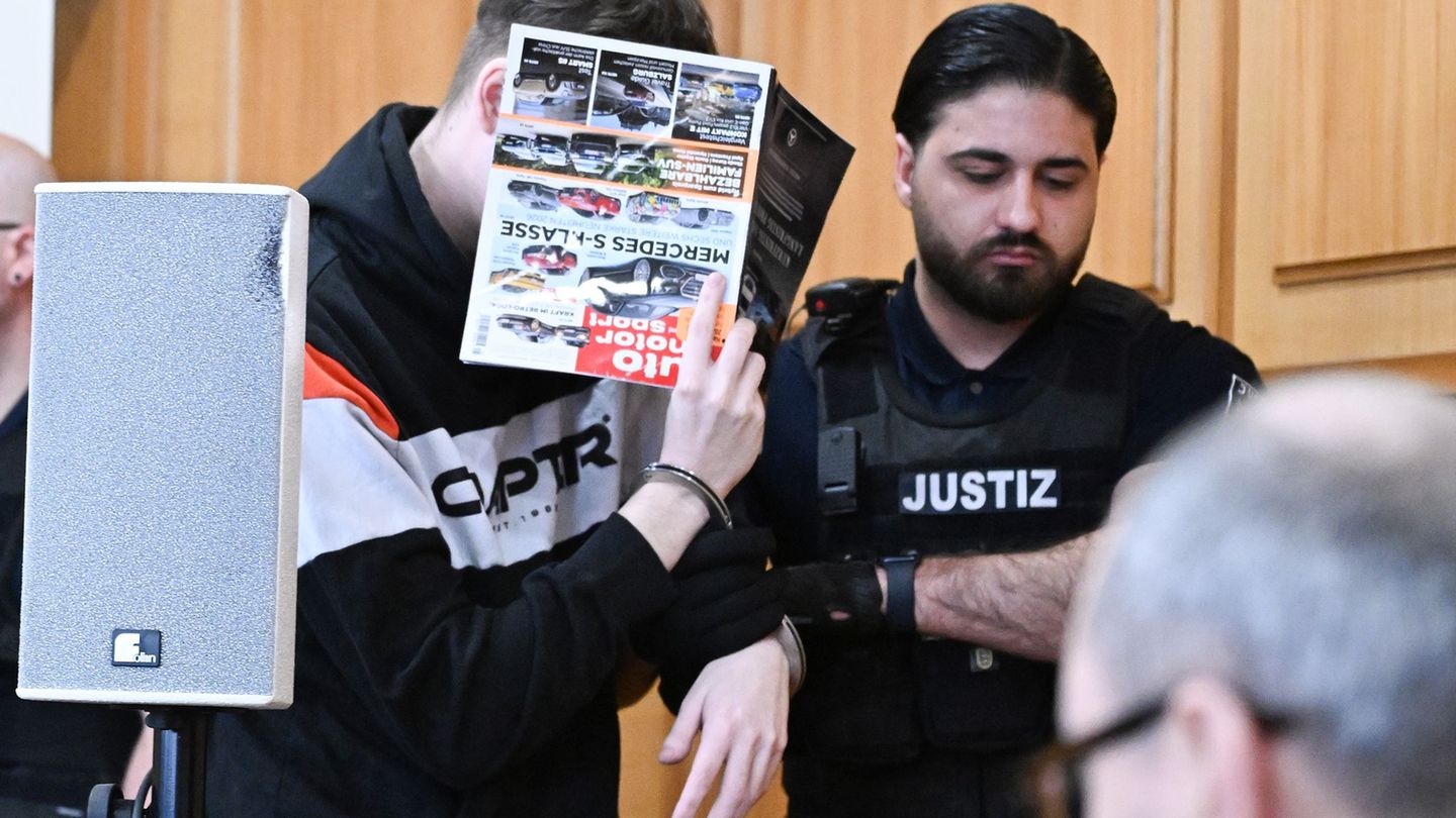 Der 18-Jährige soll den Jungen auf dem Parkplatz angefahren haben - mit Absicht? Foto: Bernd Weißbrod/dpa