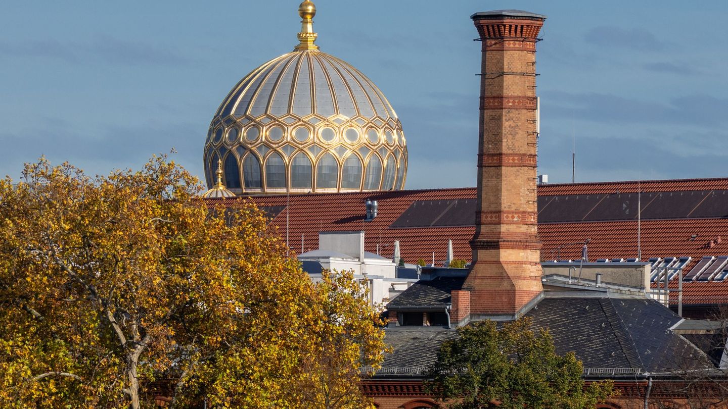 Die Kuppel der Neuen Synagoge in der Oranienburger Straße glänzt weiter über der Mitte Berlins. (Archivbild) Foto: Soeren Stache
