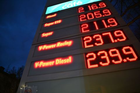 Die Bundesregierung will wegen der steigenden Spritpreise eingreifen. Foto: Katharina Kausche/dpa