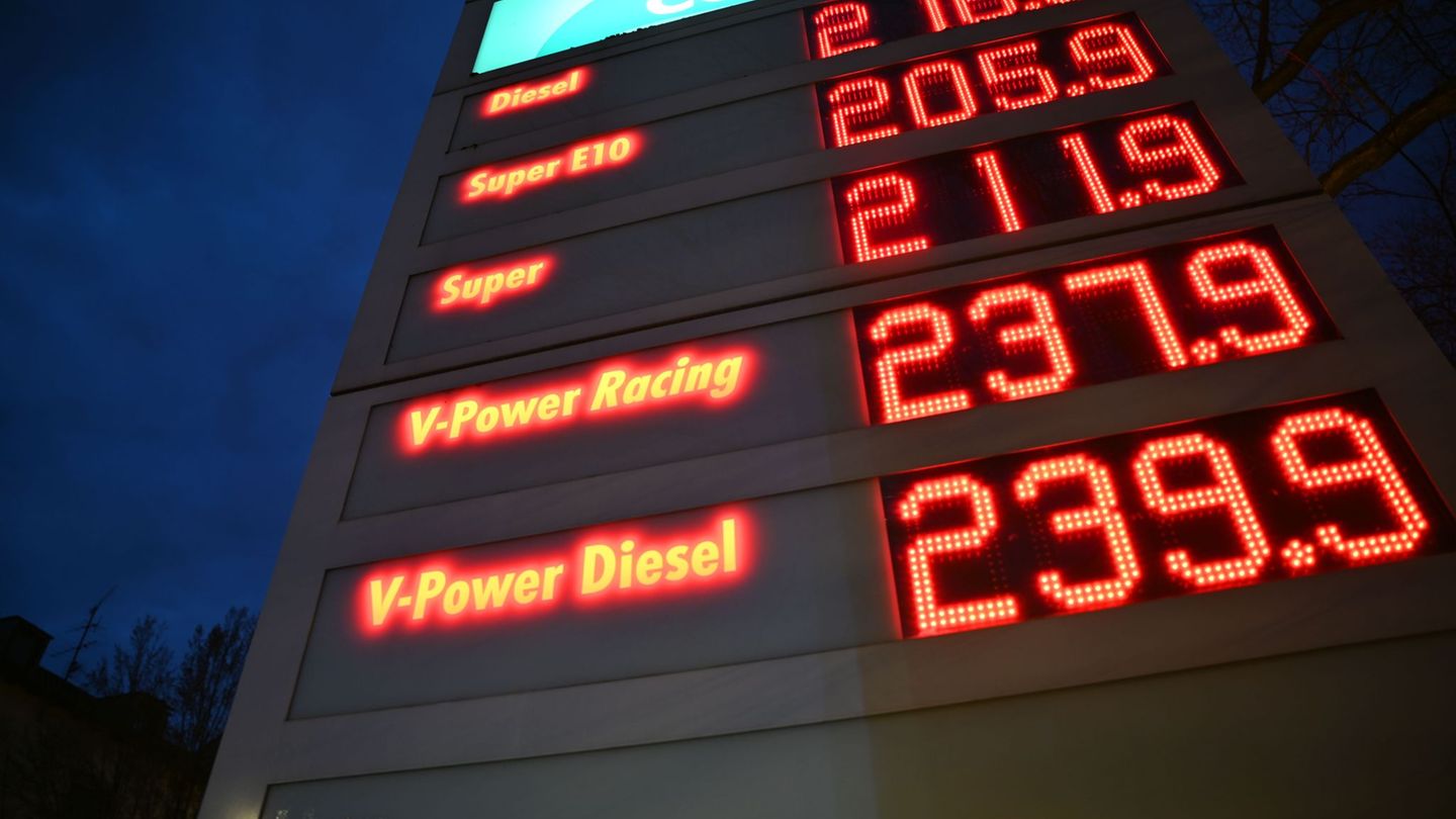 Die Bundesregierung will wegen der steigenden Spritpreise eingreifen. Foto: Katharina Kausche/dpa