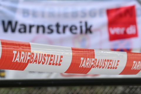 In Bielefeld, Gütersloh und Münster werden am Freitag Nahverkehrsbetriebe bestreikt. (Symbolbild) Foto: Robert Michael/dpa