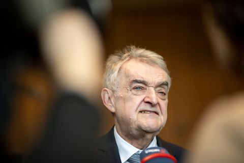 Innenminister Herbert Reul stellte die Verkehrsunfallbilanz vor. Foto: Fabian Strauch/dpa