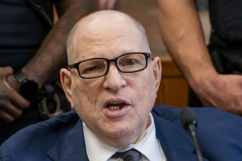 Weinstein trat zuletzt gesundheitlich angeschlagen im Rollstuhl vor Gericht auf. (Archivbild) Foto: Steven Hirsch/Pool New York