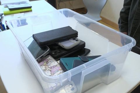 Handys gesammelt in einer Plastikbox