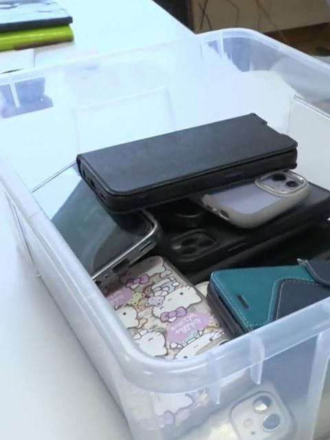 Handys gesammelt in einer Plastikbox