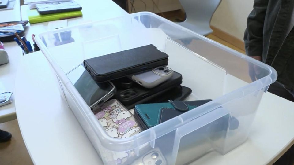 Handys gesammelt in einer Plastikbox